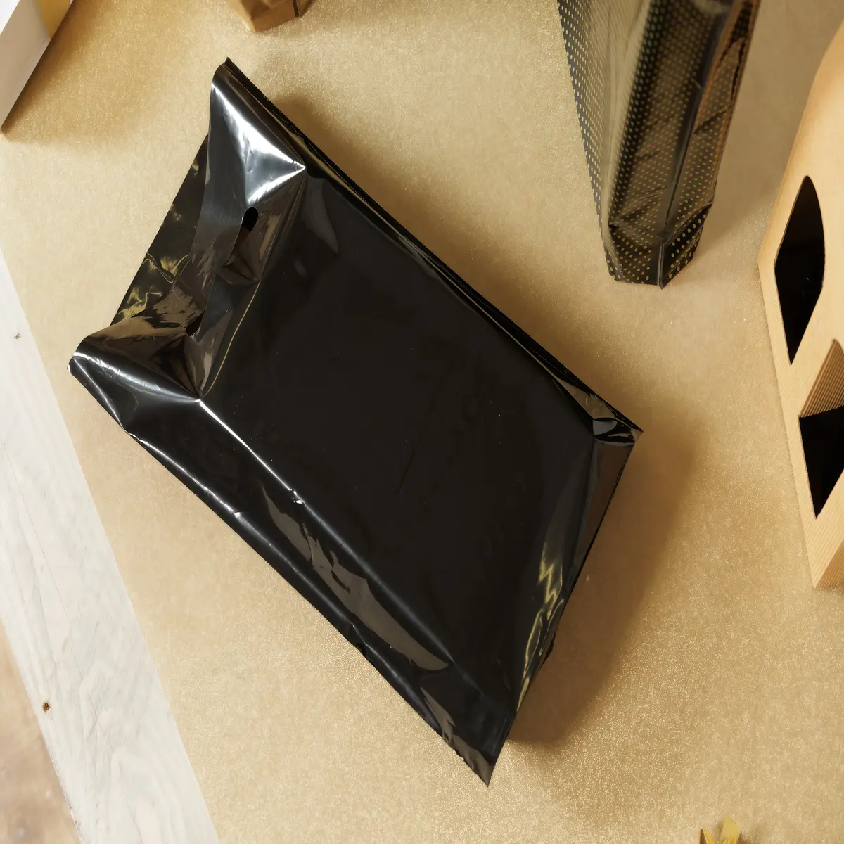 Sac plastique poignées découpées renforcées PEBD 55µ 25 x 38 x 4 cm - Noir - Lot de 100 - Sacs plastique unis, poignées découpées-1