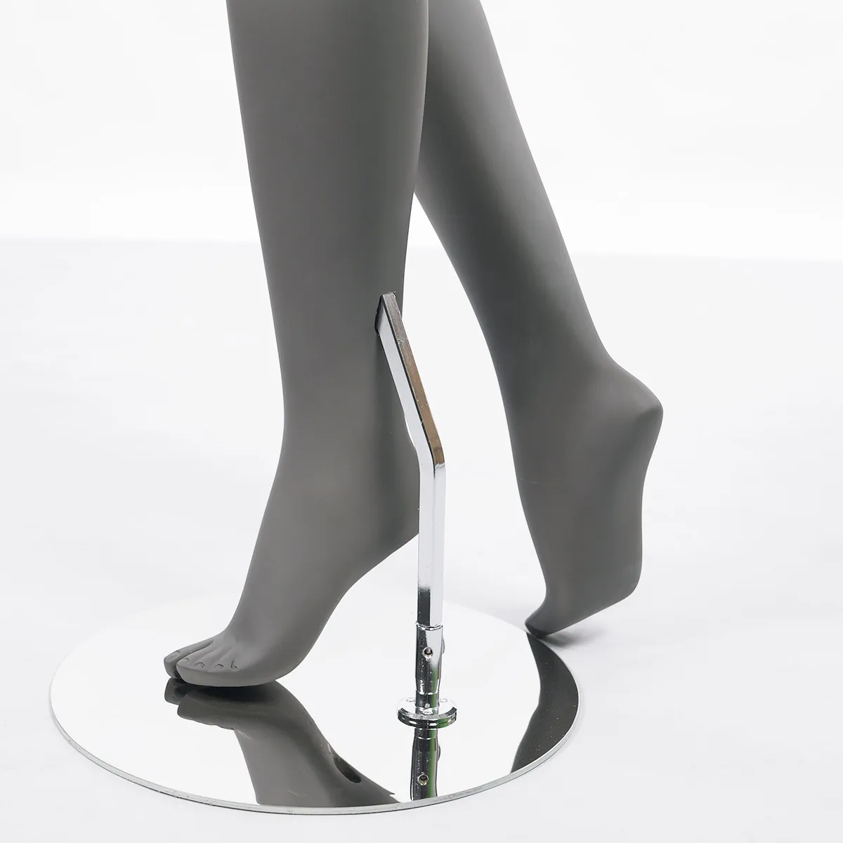 Mannequin femme, tête et cheveux sculptés H 179 cm Fibre de verre - Gris anthracite mat - Mannequins cheveux sculptés-5