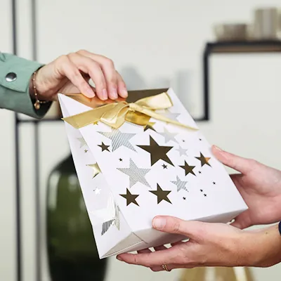 Pochettes cadeaux Étoiles - blanc / or - moyen modèle - Pochettes cadeaux luxe-2