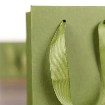 Sacs kraft luxe poignées ruban satin vert olive 15+6x12cm - Sacs kraft luxe-3