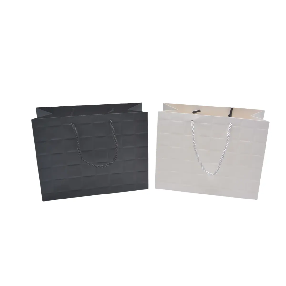 Sacs pelliculés noirs embossés tressés poignées cordelette 31+12x26 cm 210g/m² – Paquet de 20 - Sacs pelliculés à motifs-3
