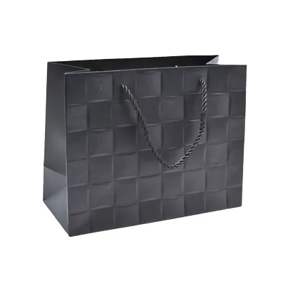 Sacs pelliculés noirs embossés tressés poignées cordelette 31+12x26 cm 210g/m² – Paquet de 20 - Sacs pelliculés à motifs