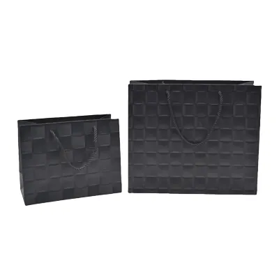 Sacs pelliculés noirs embossés tressés poignées cordelette 23+10x18 cm 210g/m² – Paquet de 20 - Sacs pelliculés à motifs-1