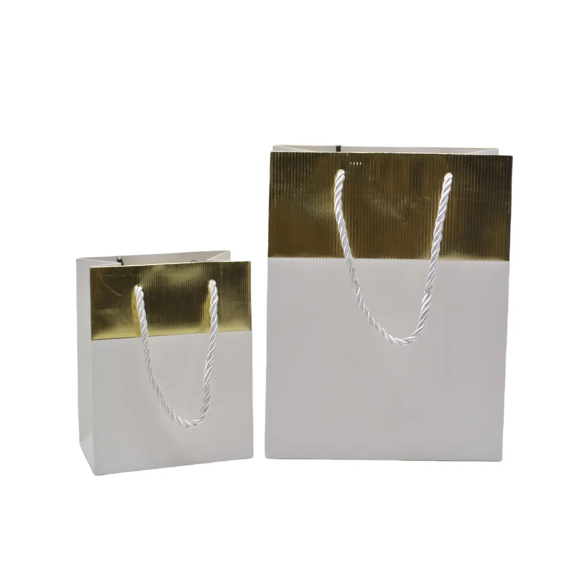 Sacs pelliculés blancs embossés bandeau or poignées cordelette 18+10x23 cm 210g/m² – Paquet de 20 - Sacs pelliculés à motifs-1
