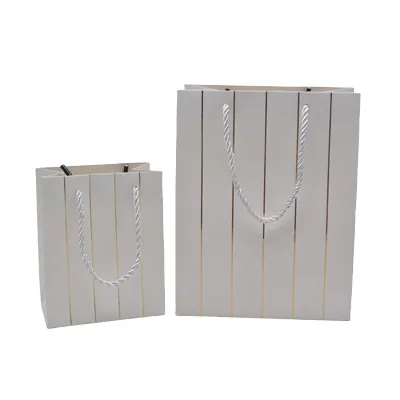 Sacs pelliculés blancs embossés lignes or poignées cordelette 18+10x23 cm 210g/m² – Paquet de 20 - Sacs pelliculés à motifs-1