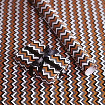 Papier cadeau zig zag noir, cuivre, gris & blanc 70 cm x 50 m 80 g/m² – Le rouleau - Papier cadeaux couchés à motifs-1