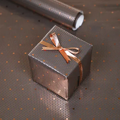 Papier cadeau couché noir nid d’abeille dorure cuivre 70 cm x 25 m 80 g/m² – le rouleau - Papiers cadeaux à effets-1