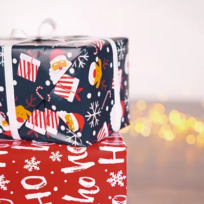 Papier cadeau Noël bleu marine motifs rouges et blancs 70 cm x 50 m 80 g/m² – Le rouleau - Papier cadeaux couchés à motifs-1