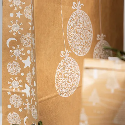Sac kraft poignées torsadées Natale brun motif blanc 19 x 8 x 21,5 cm - Paquet de 50 - Sacs kraft à motifs-2