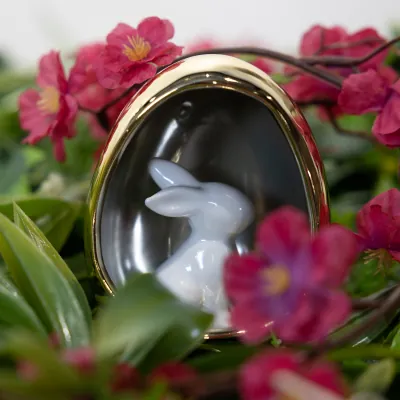 Lapin blanc céramique dans oeuf métal or 9 x 8,5 x 10,3 cm - Déco de Pâques - Accessoires et Objets déco-1