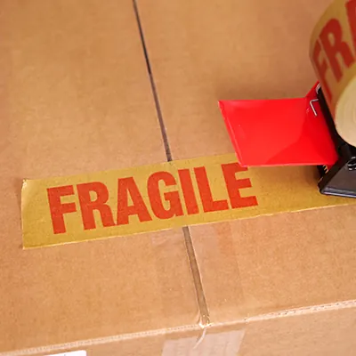 Adhésif kraft imprimé FRAGILE - 50 mm x 50 m - Marquage d'expédition-1