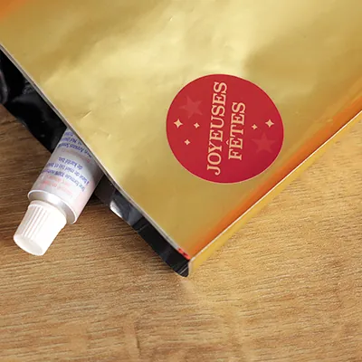 Étiquettes cadeaux adhésives rondes Joyeuses Fêtes rouge/or ø35 mm – Paquet de 500 - Étiquettes cadeaux adhésives-1