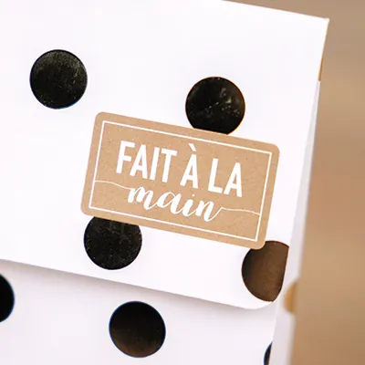 Étiquettes cadeaux adhésives rectangulaires Fait à la main brun/blanc 45 x 25 mm – Paquet de 500 - Étiquettes cadeaux adhésives-1