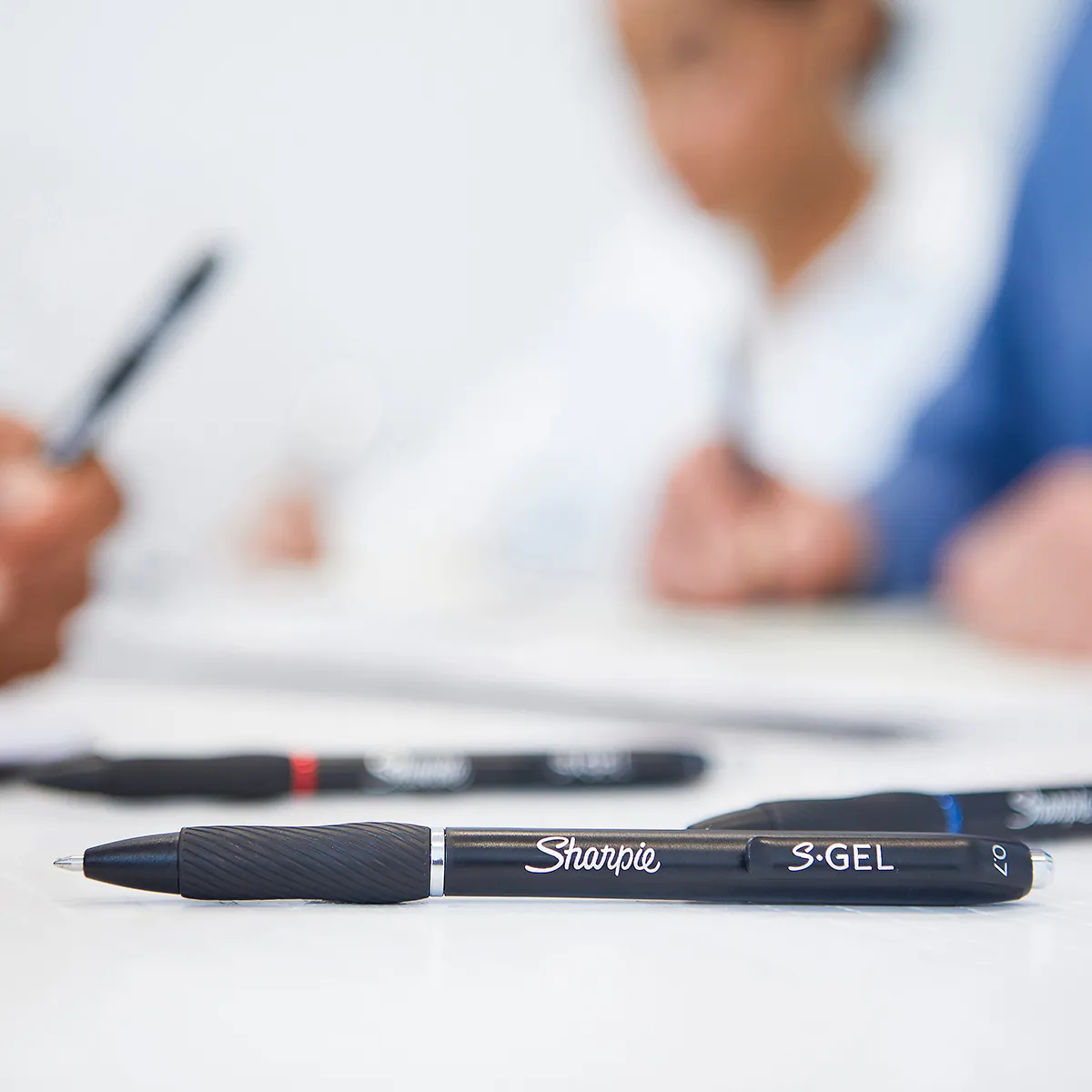 Stylo gel noir Sharpie S-Gel pointe moyenne 0,7 mm retractable - Pack de 12 - Stylos billes-1