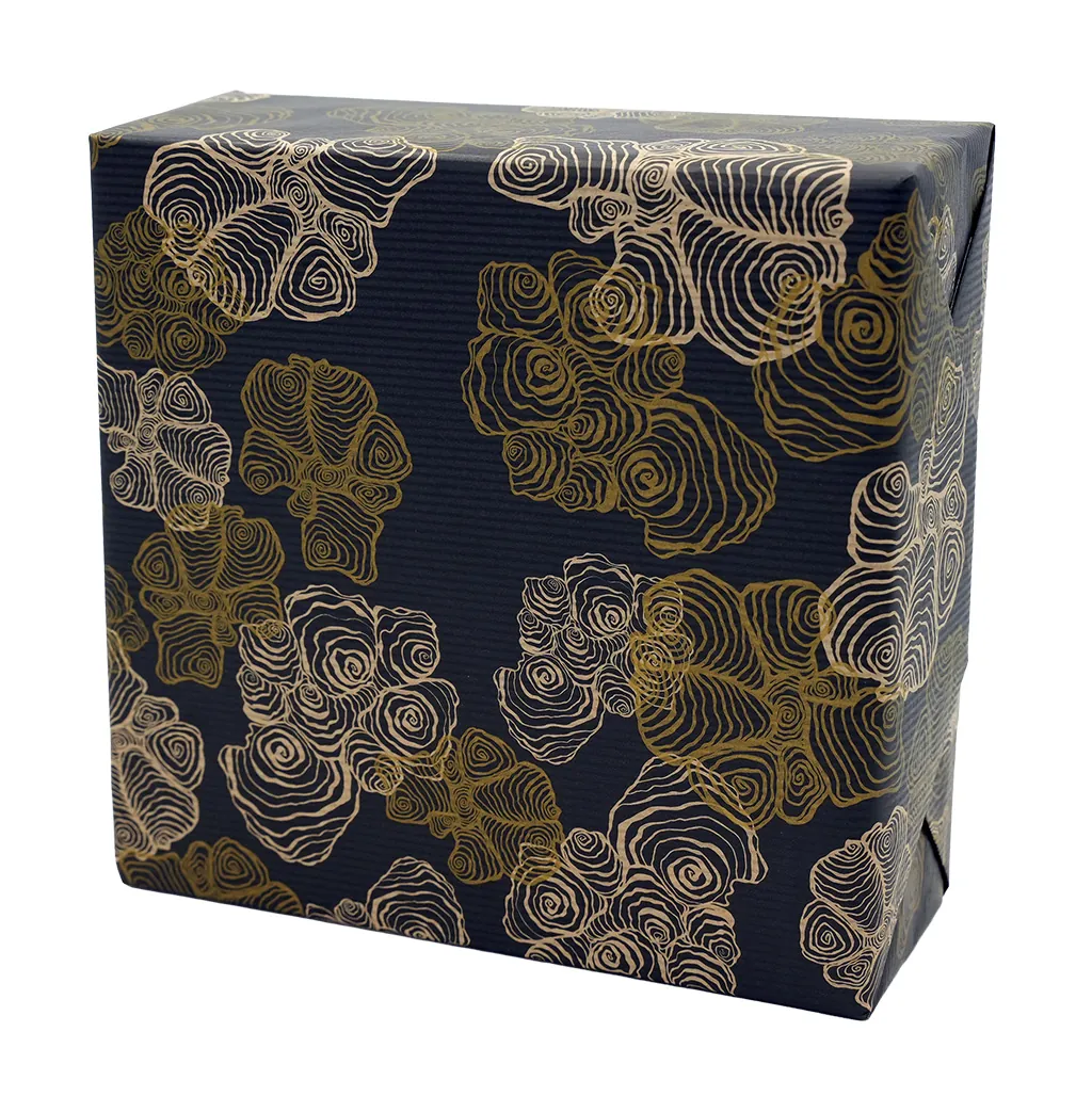 Papier cadeau kraft brun vergé Spirale noir/or 70 cm x 50 m 60 g/m² – le rouleau - Papiers cadeaux kraft à motifs-1