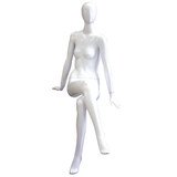 Mannequin femme assise, finition laquée
