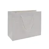 Sacs pelliculés blancs embossés tressés poignées cordelette 23+10x18cm 210g/m² - Paquet de 20