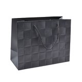 Sacs pelliculés noirs embossés tressés poignées cordelette 23+10x18 cm 210g/m² – Paquet de 20