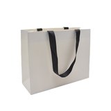 Sacs pelliculés blancs à poignées ruban noires – 43 x 14 x 32 cm – Paquet de 10