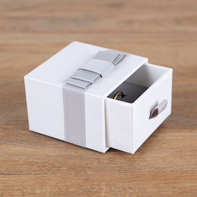 Écrins à bijoux blanc avec ruban gris - Petit modèle - Écrins à bijoux, Coffrets à bijoux-2