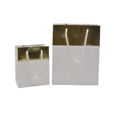 Sacs pelliculés blancs embossés bandeau or poignées cordelette 18+10x23 cm 210g/m² – Paquet de 20 - Sacs pelliculés à motifs-1