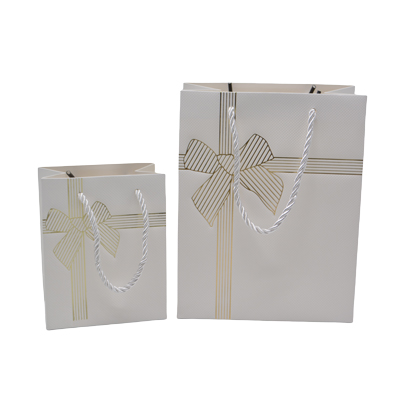 Sacs pelliculés blancs embossés nœud or poignées cordelette 18+10x23 cm 210g/m² – Paquet de 20 - Sacs pelliculés à motifs-1