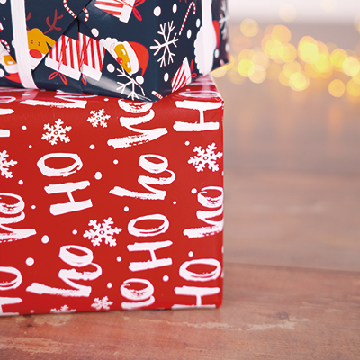 Papier cadeau rouge Ho Ho Ho flocons blancs 70 cm x 50 m 80 g/m² – Le rouleau - Papier cadeaux couchés à motifs-1