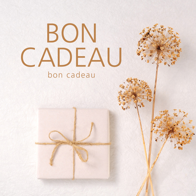Bon cadeau motif cadeau et fleurs séchées 12 x 12 cm - Paquet de 12 - Bons cadeaux-1