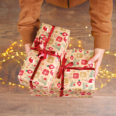 Papier cadeau kraft brun motifs Noël rouge/vert 70 cm x 50 m 65 g/m² – le rouleau - Papiers cadeaux kraft à motifs-1