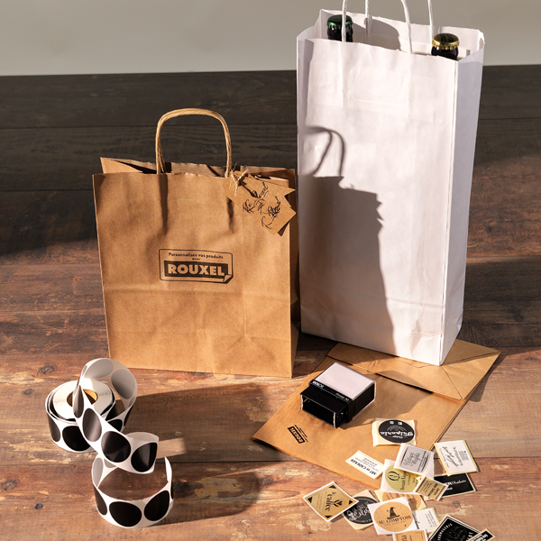 Sacs kraft blanc, brun et noir - poignées plates, torsadées ou découpées, sacs coton ou jute, étiquettes, tampons, boites d’expédition, boite aimantées, sacs isothermes, housses de costume...sont personnalisables dès de petites quantités.
Un nom, un logo, une signature manuscrite : il suffit parfois d’un détail pour créer du lien.